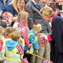 Dronningen stoppet opp og hilste på mange av de fremmøte barna på Askøy. Foto: Sven Gj. Gjeruldsen, Det kongelige hoff 